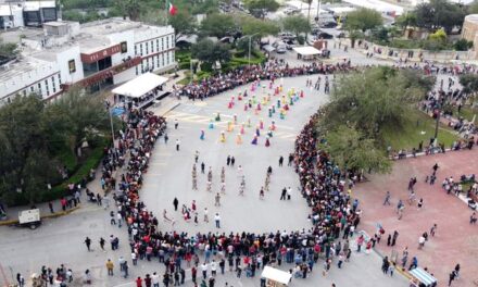 PRESIDE ALCALDE LALO YÁÑEZ DESFILE POR ANIVERSARIO DE LA REVOLUCIÓN