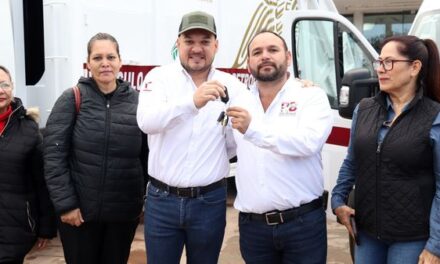 ENTREGA ALCALDE AMBULANCIA A PROTECCIÓN CIVIL Y CAMIÓN RECOLECTOR A SERVICIOS PRIMARIOS