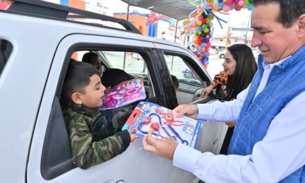 Se lleva a cabo la tradicional entrega de Rosca de Reyes y juguetes a las familias de Valle Hermoso