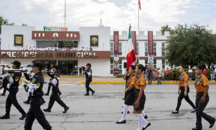 PRESIDE ALCALDE DESFILE PATRIO POR 214 ANIVERSARIO DE LA INDEPENDENCIA