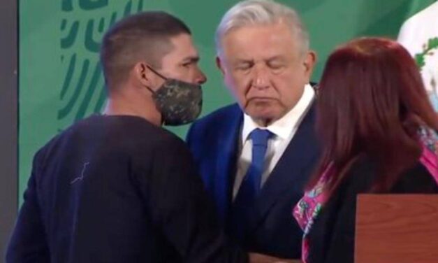 Joven que estuvo preso irrumpió en la mañanera de AMLO