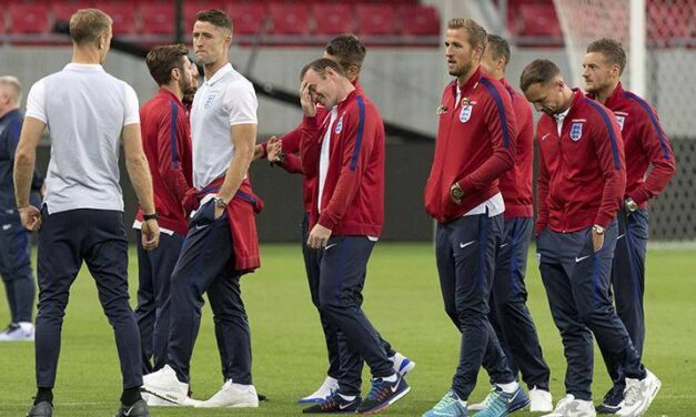 Inglaterra aisló a dos futbolistas luego de que conversen con un rival con coronavirus.