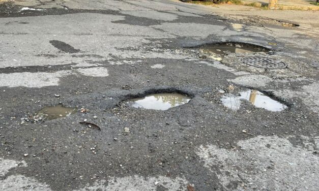 Lluvias destapa nuevos baches y agranda los ya existentes.