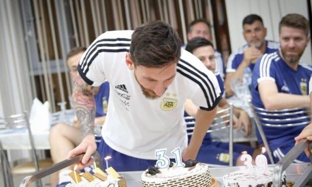 Homenaje a Messi por su cumpleaños.