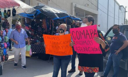 Vendedores bloquean calle 6 Juárez en protesta Por fuga de drenaje; piden a Gustavo Rivera que Se ponga a trabajar por los usuarios.