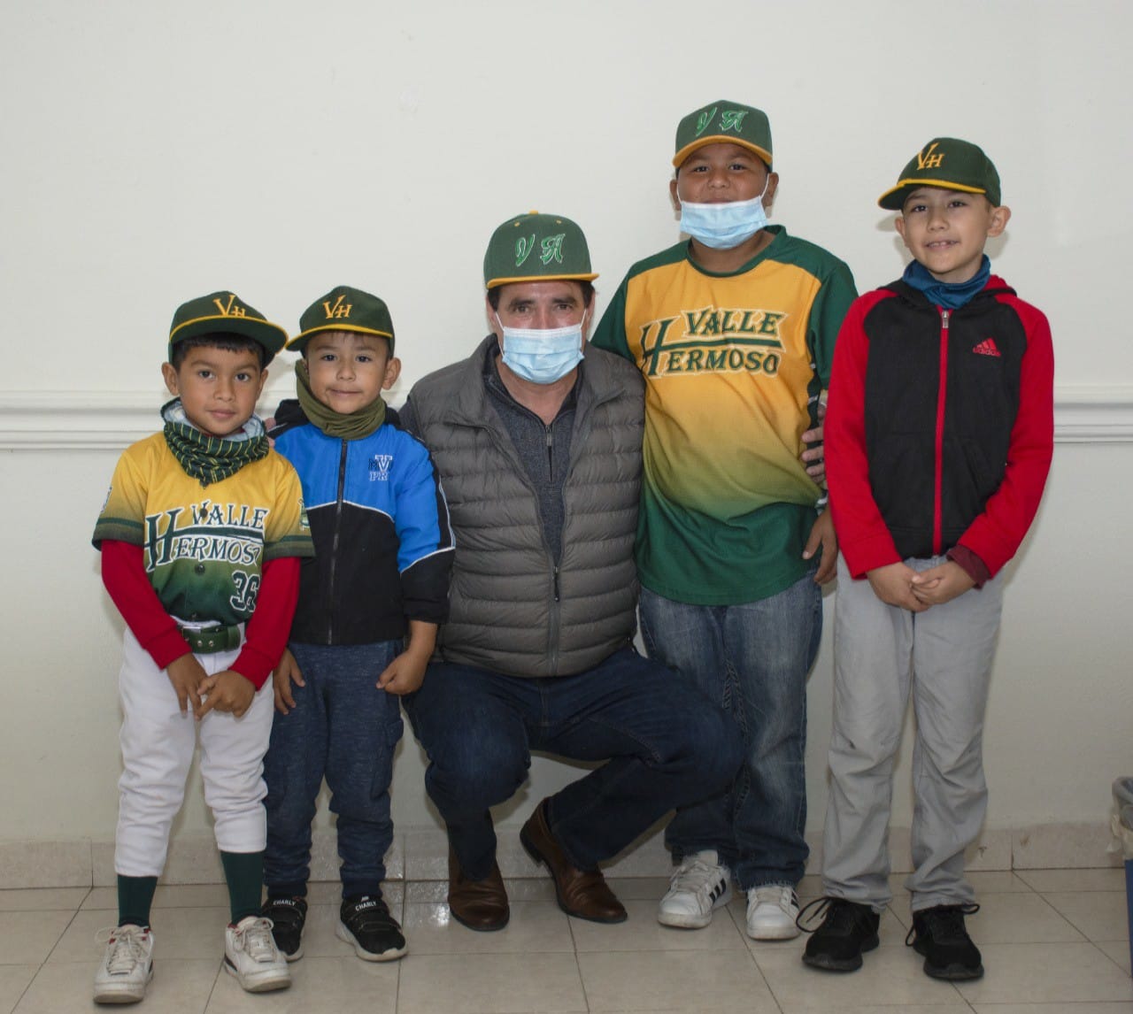 Visita la Liga Pequeña de Béisbol al Presidente Municipal de Valle Hermoso