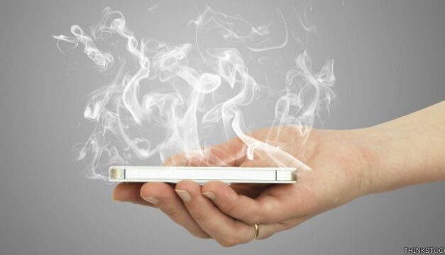¿Por qué no debes dejar cargando tu celular en la cama?