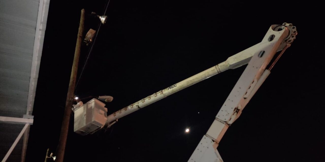 Emprende servicios primarios rehabilitación nocturna de alumbrado en plazas, parques y unidades deportivas.