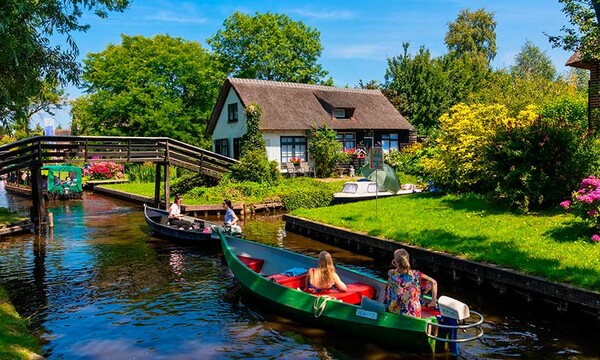 La única forma de recorrer Giethoorn es a pie o en góndola