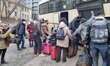 Embajada de México en Ucrania niega a mexicanos en Kiev ser trasladados con mascotas