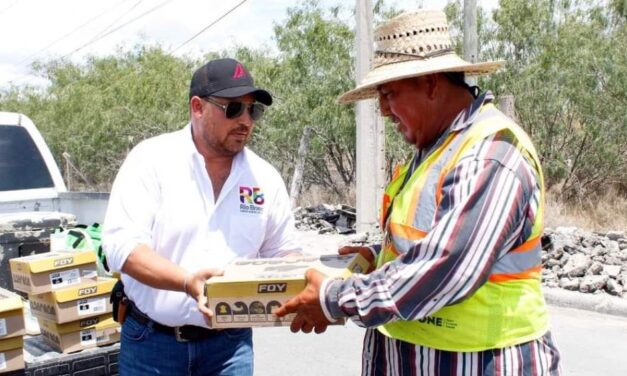 Entrega alcalde calzado de seguridad para trabajadores de bacheo en Río Bravo