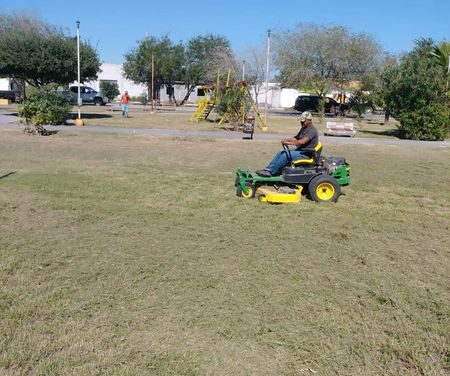 Se realizan trabajos de mantenimiento y limpieza en plaza comunitaria «Eduardo chávez»