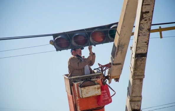Personal del Departamento de Alumbrado Público está llevando a cabo labores de mantenimiento
