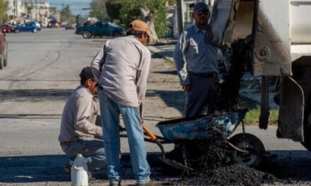 personal de la Dirección de Obras Públicas realiza acciones directas en la carpeta asfáltica de la calle Hidalgo