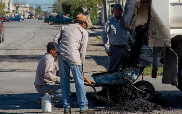 personal de la Dirección de Obras Públicas realiza acciones directas en la carpeta asfáltica de la calle Hidalgo