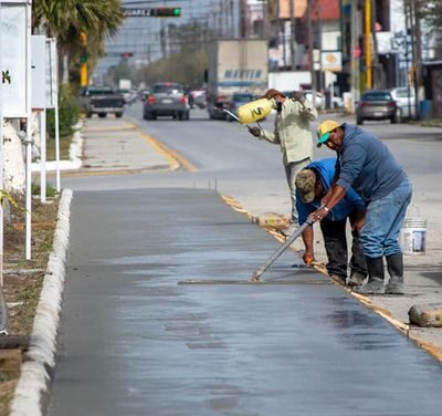 Dirección de Obras Públicas reconstruye el camellón central de la Av. «Lázaro Cárdenas»