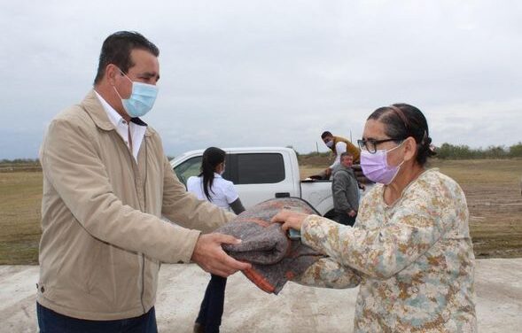 El presidente municipal realizó entrega de cobertores en el Ejido «12 de Octubre»
