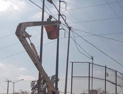 El Departamento de Alumbrado Público realiza labores de mantenimiento e instalación de luminarias
