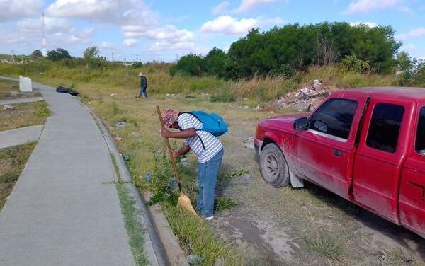 Se llevan a cabo trabajos de limpieza en la plaza pública de la Col. Satélite.
