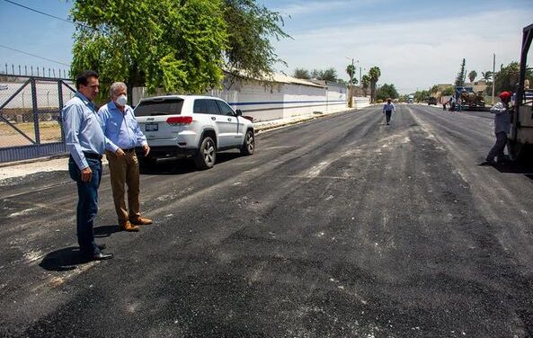 Alcalde de Valle Hermoso, supervisa los trabajos de pavimentación.
