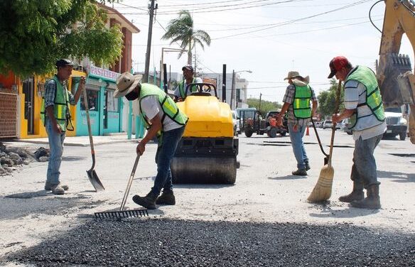 Continúan los labores de bacheo en calle Cuauhtémoc y Jalapa. 