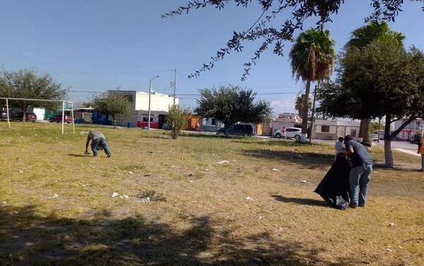 Siguen los trabajos de limpieza en la plaza pública de la Col. Azteca.
