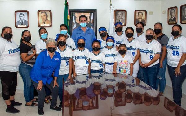 Presidente Municipal recibió y felicitó a las niñas softbolistas vallehermosenses