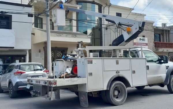 Personal de Servicios Públicos trabaja en la reparación de diversas lámparas en la Zona Centro.