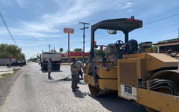 Se llevan a cabo obras de mantenimiento con bacheo de carpeta asfáltica, sobre la calle Rosalinda Guerrero