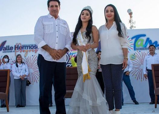 Alcalde, Dr. Alberto Alanis Villarreal asiste a coronación de la reina y su corte real del Poblado Empalme.
