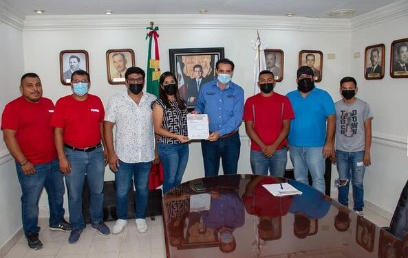 correspondió al Presidente Municipal el entregar apoyo económico al Club de Ciclismo «Tlacuaches Tóxicos MTB»