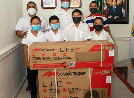 Presidente Municipal de Valle Hermoso otorga aire acondicionado a los alumnos de primer año, de la Escuela Primaria «Justo Sierra»