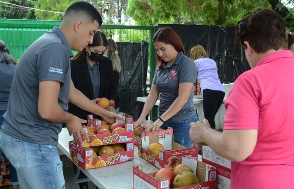 A través de la Dirección de Relaciones Exteriores se entregó al Sistema DIF Municipal, una remesa de alimentos que constató de frutas entre ellas mango y naranja.