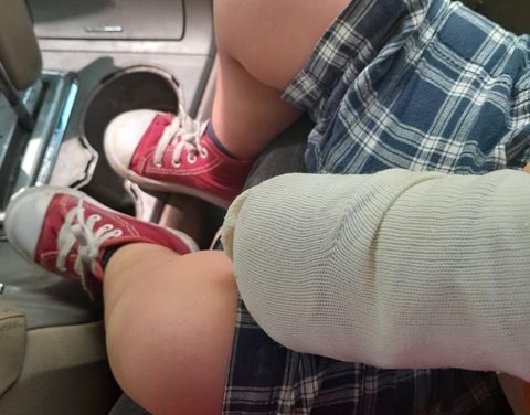 BRINDA SÍNDICO EDUARDO YÁÑEZ APOYO A NIÑO QUE SUFRIÓ QUEMADURAS