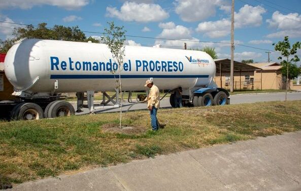 Elementos de la Dependencia Municipal de Valle Hermoso, realizan labores en el Boulevard de la Calle Séptima, sembrando y regando árboles tipo encino y majagua.