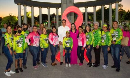 El Presidente municipal de Valle Hermoso, Estuvo presente en la plaza principal, en el Encendido del Lazo Rosa.