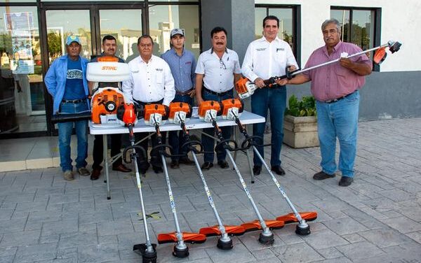 El Presidente municipal de Valle Hermoso, hizo entrega de equipo al Departamento de Parques y Jardines.