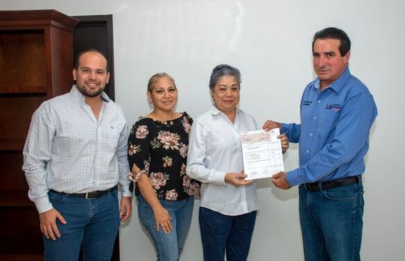 El Presidente Municipal, Dr. Alberto Alanis Villarreal, realiza la entrega de apoyo para el evento con causa.