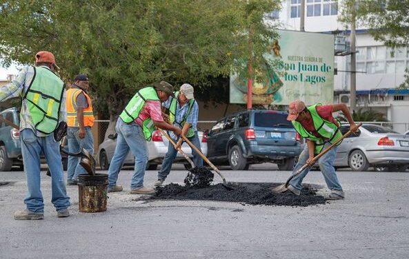 AVANZA BACHEO DE VIALIDADES CON MAYOR FLUJO VEHICULAR