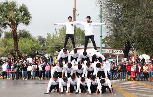DESFILAN MUNICIPIO, INSTITUCIONES EDUCATIVAS Y AGRUPACIONES CIVILES POR ANIVERSARIO DE LA REVOLUCIÓN