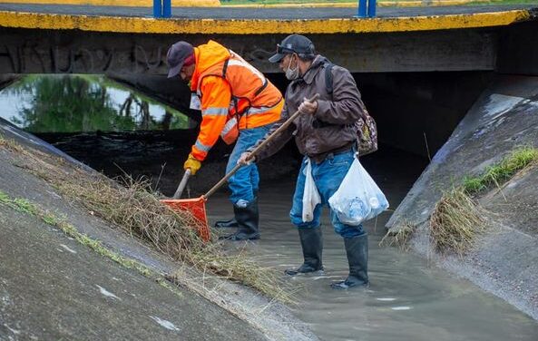 El Departamento de Parques y Jardines de Valle hermoso, realiza la limpieza de Canaletas.