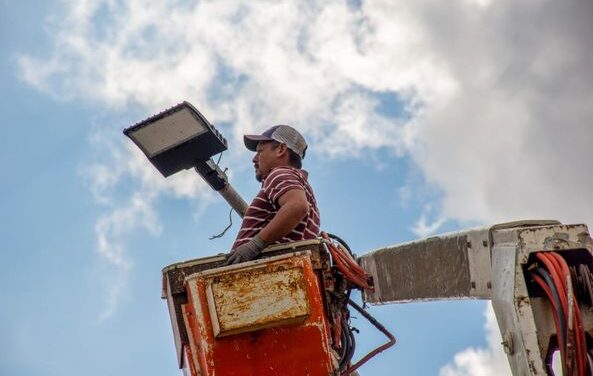 El Departamento de Alumbrado Público, realiza la instalación de Luminarias tipo LED en Valle Hermoso.