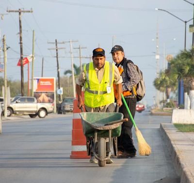 Cuadrillas de Limpieza Pública, se encuentran trabajando a lo largo del Boulevard de la avenida Lázaro Cárdenas en Valle Hermoso.