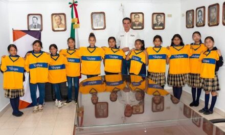 El Presidente Municipal de Valle Hermoso, hizo entrega de 22 uniformes deportivos al equipo de futbol femenil