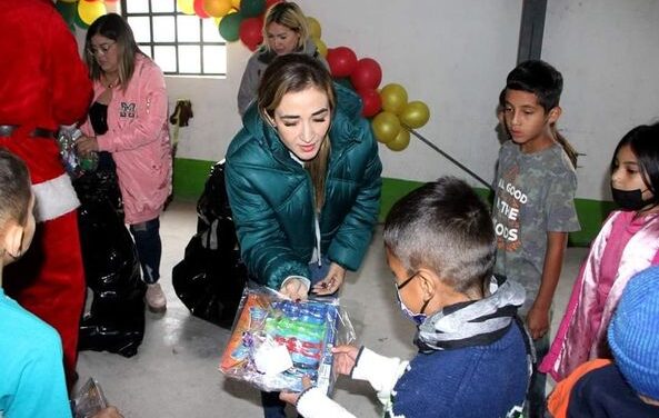 PRESIDENTA DEL SISTEMA DIF RÍO BRAVO, SEÑORA MALENA RODELA DE VILLEGAS REALIZA POSADA PARA NIÑOS DEL EJIDO 6 DE ENERO.