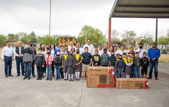 El Presidente Municipal, Dr. Alberto Alanís Villarreal entregó apoyos a instituciones educativas de diferentes niveles educativos.