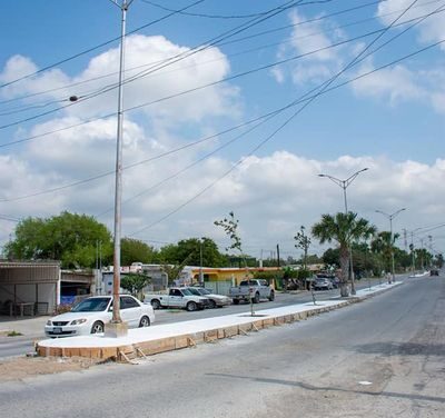 Se lleva a cabo la construcción de banquetas en el Boulevard Central de la Calle Juárez en Valle Hermoso.