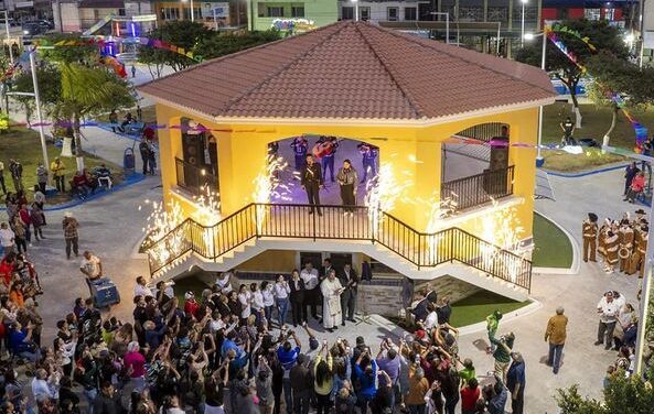 Se inauguró el nuevo Kiosco de la Plaza Principal de la ciudad de Valle Hermoso