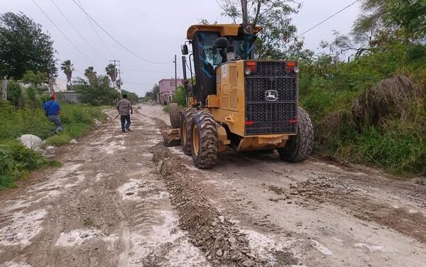 MUNICIPIO DESPEJA Y RETIRA MALEZA DE CAMINOS EN COLONIAS MIGUEL HIDALGO Y LAS LOMAS