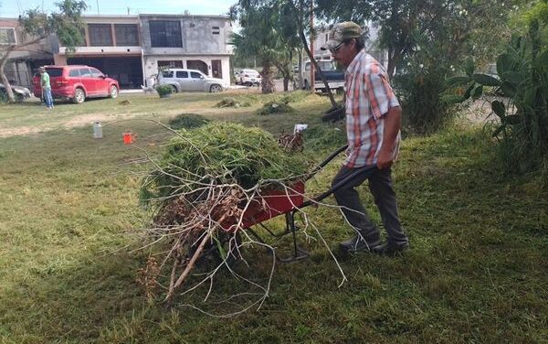 INSTRUYE ALCALDE LIMPIEZA COMPLETA EN BRISAS DEL CAMPO PASEO DEL VALLE